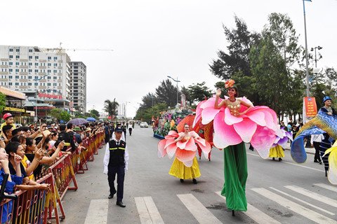Những nữ vũ công bốc lửa trên đường phố Sầm Sơn