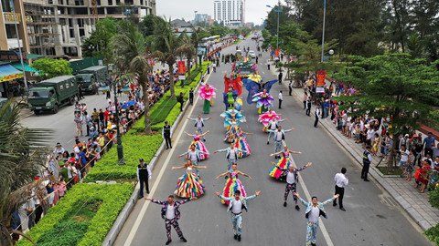 Những nữ vũ công bốc lửa trên đường phố Sầm Sơn