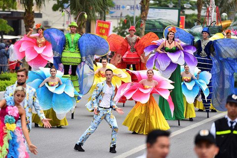 Những nữ vũ công bốc lửa trên đường phố Sầm Sơn