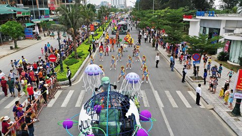 Những nữ vũ công bốc lửa trên đường phố Sầm Sơn