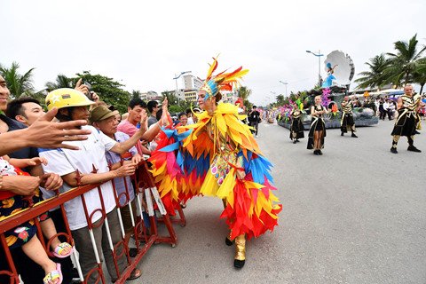 Những nữ vũ công bốc lửa trên đường phố Sầm Sơn