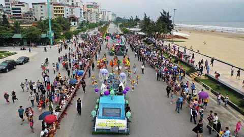Những nữ vũ công bốc lửa trên đường phố Sầm Sơn