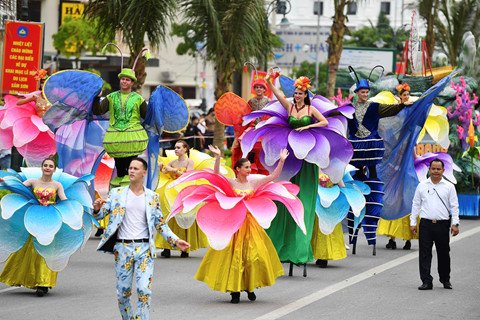 Những nữ vũ công bốc lửa trên đường phố Sầm Sơn