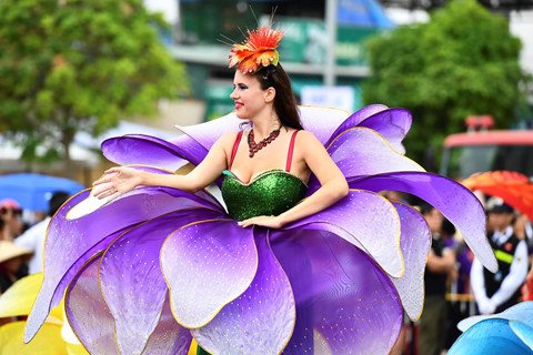 Những nữ vũ công bốc lửa trên đường phố Sầm Sơn