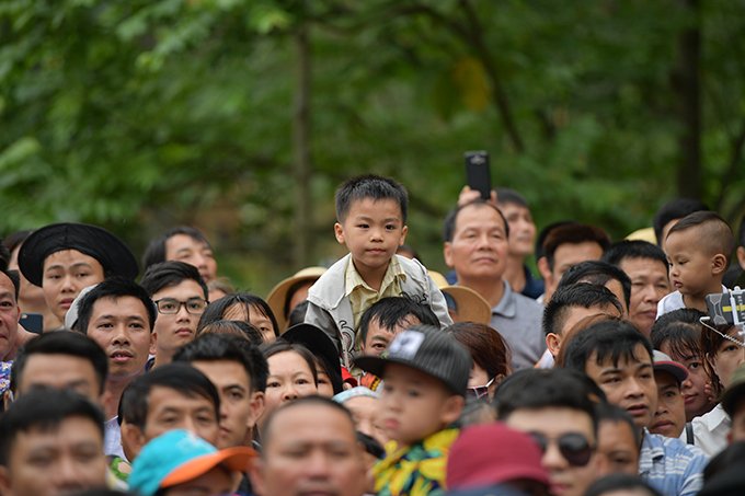 hang-trieu-du-khach-chen-lan-xo-day-trong-ngay-chinh-hoi-den-hung