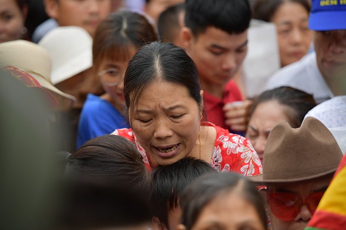 hang-trieu-du-khach-chen-lan-xo-day-trong-ngay-chinh-hoi-den-hung