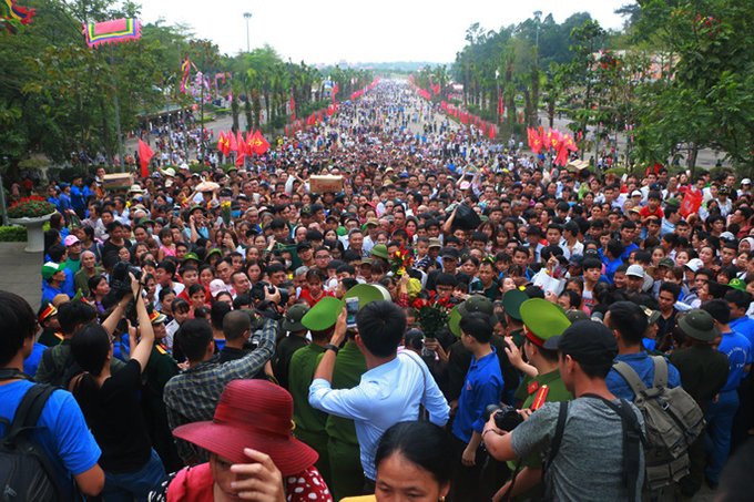 hang-trieu-du-khach-chen-lan-xo-day-trong-ngay-chinh-hoi-den-hung
