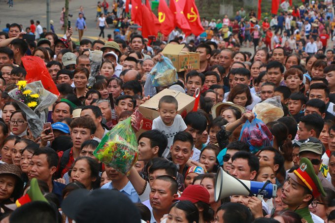 hang-trieu-du-khach-chen-lan-xo-day-trong-ngay-chinh-hoi-den-hung