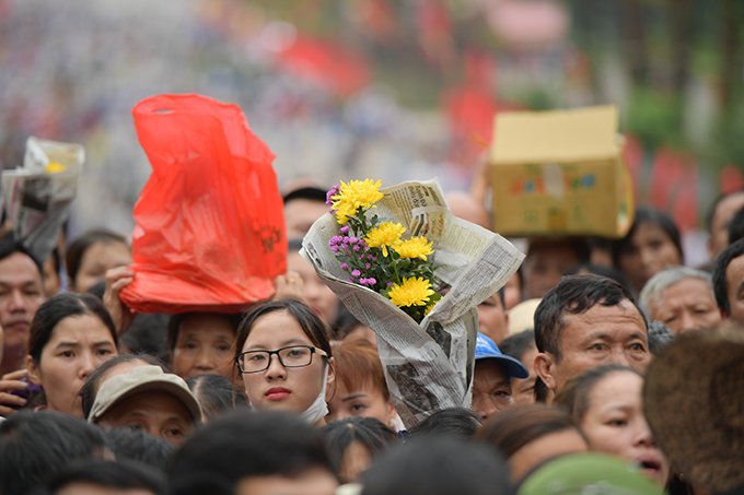 hang-trieu-du-khach-chen-lan-xo-day-trong-ngay-chinh-hoi-den-hung