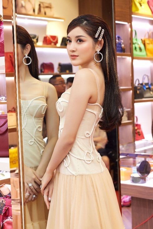 Huyền My đẹp ngọt ngào, mượn nhẫn của mẹ đi dự sự kiện