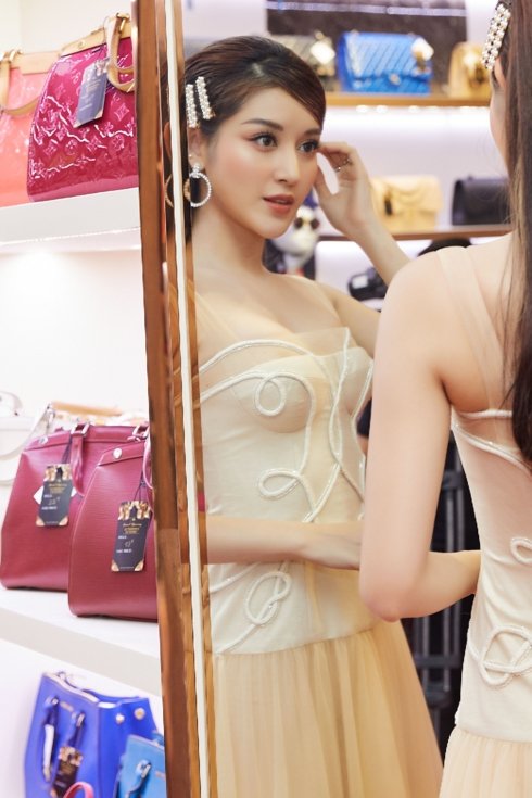 Huyền My đẹp ngọt ngào, mượn nhẫn của mẹ đi dự sự kiện