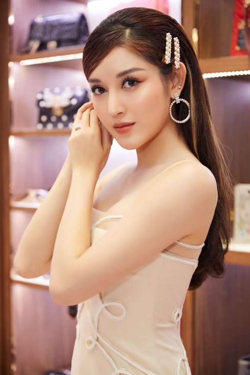 Huyền My đẹp ngọt ngào, mượn nhẫn của mẹ đi dự sự kiện