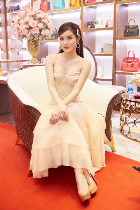 Huyền My đẹp ngọt ngào, mượn nhẫn của mẹ đi dự sự kiện