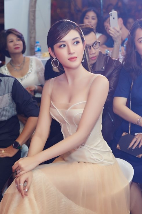 Huyền My đẹp ngọt ngào, mượn nhẫn của mẹ đi dự sự kiện