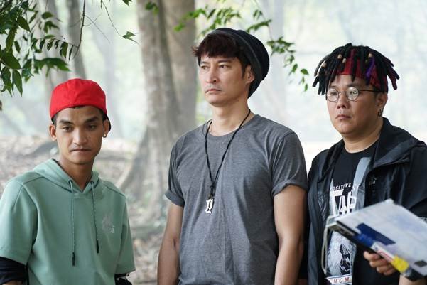 lat-mat-nha-co-khach-va-diem-cong-voi-dan-dien-vien