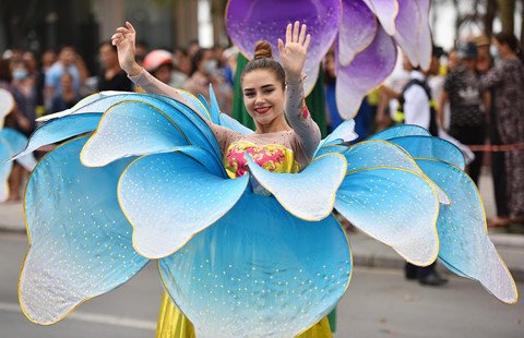 Những nữ vũ công bốc lửa trên đường phố Sầm Sơn