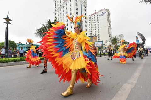 Những nữ vũ công bốc lửa trên đường phố Sầm Sơn