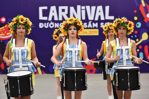 Những nữ vũ công bốc lửa trên đường phố Sầm Sơn