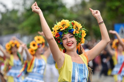 Những nữ vũ công bốc lửa trên đường phố Sầm Sơn