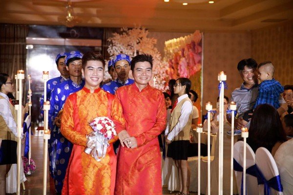 Đám cưới giữa chàng 41 và chàng trai 21 từng khiến nhiều người tò mò.