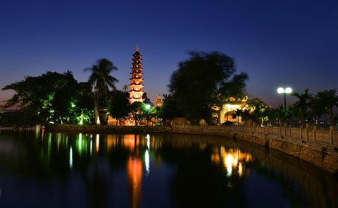Hồ Tây thơ mộng trong lòng Hà Nội