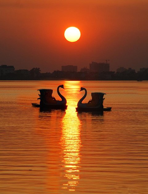 Hồ Tây thơ mộng trong lòng Hà Nội
