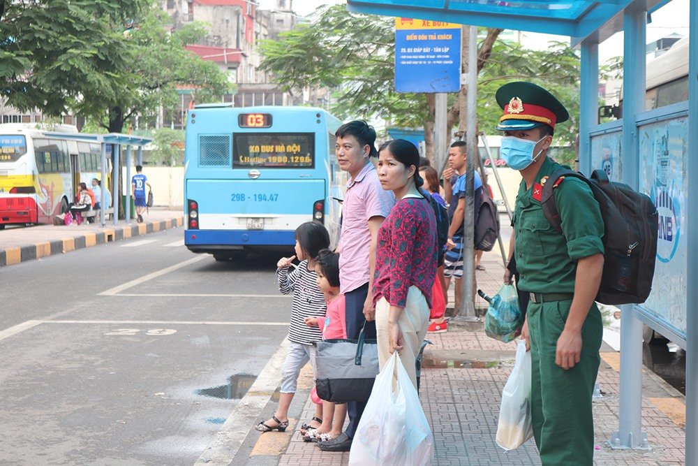 Người dân lỉnh kỉnh đồ đạc trở về Thủ đô sau nghỉ lễ