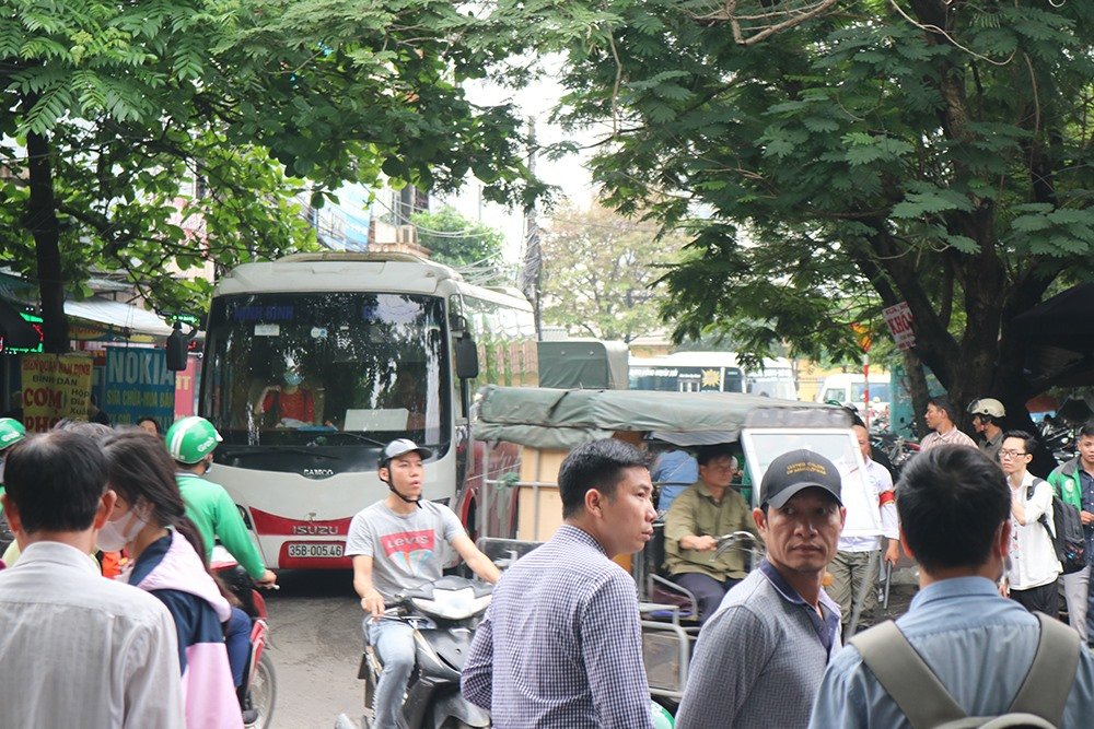 Người dân lỉnh kỉnh đồ đạc trở về Thủ đô sau nghỉ lễ