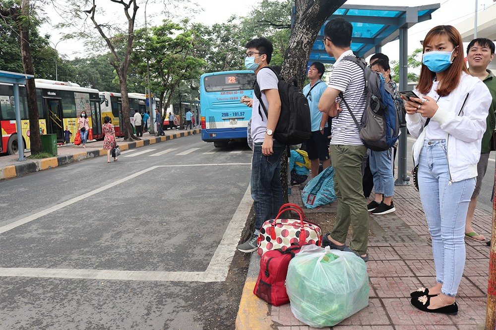 Người dân lỉnh kỉnh đồ đạc trở về Thủ đô sau nghỉ lễ