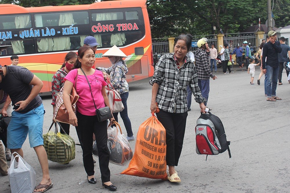 Người dân lỉnh kỉnh đồ đạc trở về Thủ đô sau nghỉ lễ