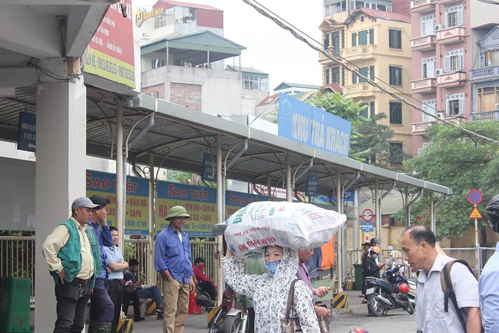 Người dân lỉnh kỉnh đồ đạc trở về Thủ đô sau nghỉ lễ