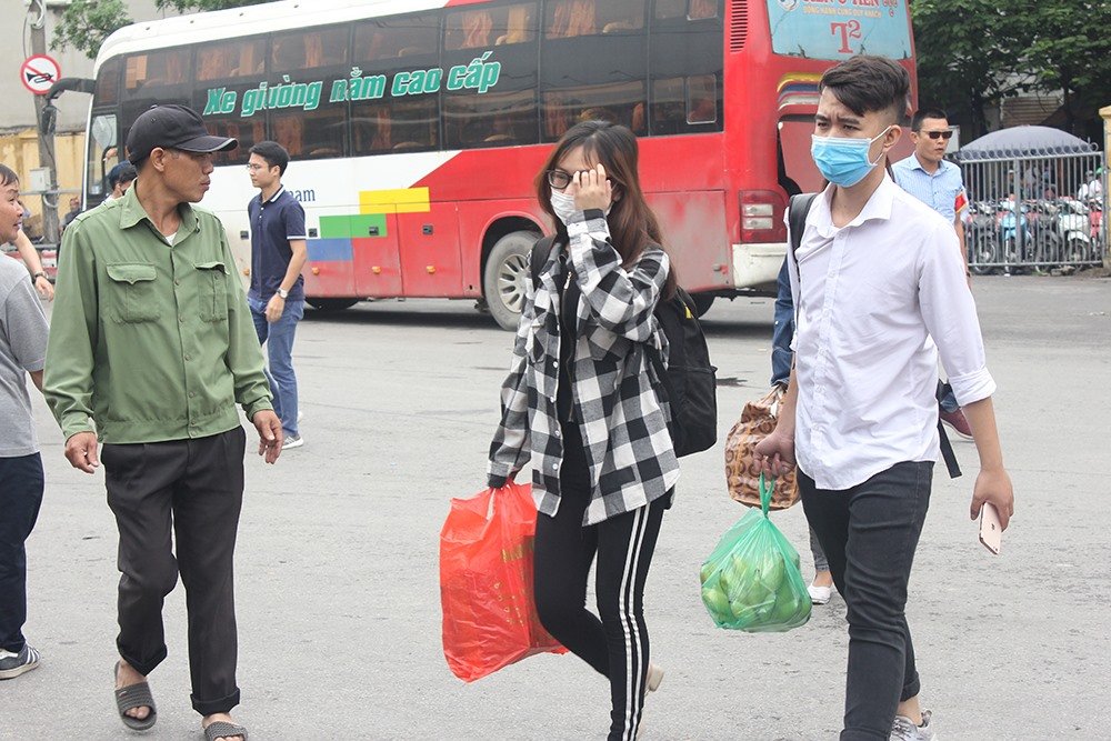 Người dân lỉnh kỉnh đồ đạc trở về Thủ đô sau nghỉ lễ