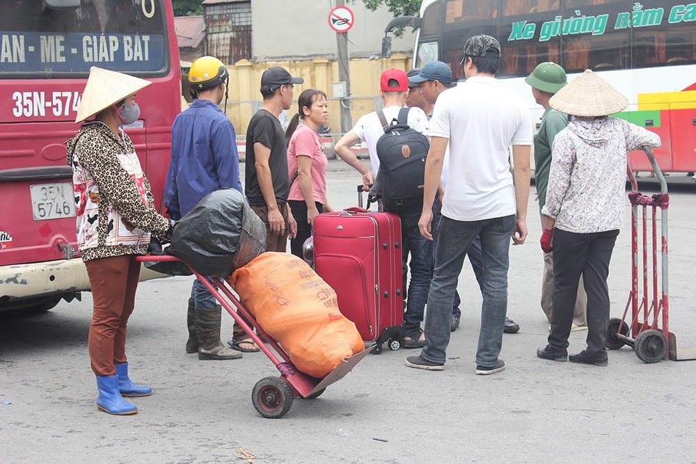 Người dân lỉnh kỉnh đồ đạc trở về Thủ đô sau nghỉ lễ