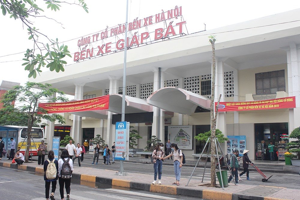 Người dân lỉnh kỉnh đồ đạc trở về Thủ đô sau nghỉ lễ