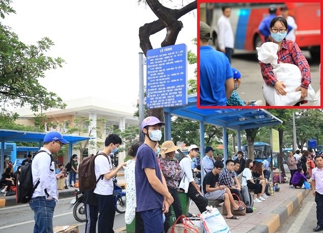 Người dân lỉnh kỉnh đồ đạc trở lại Thủ đô sau kỳ nghỉ lễ Giỗ Tổ Hùng Vương.