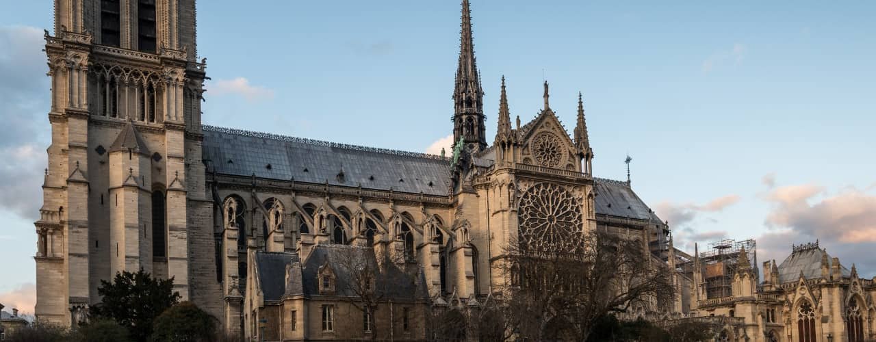 ben-trong-nha-tho-duc-ba-paris-co-gi