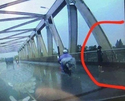 Hình ảnh nữ sinh đứng trên cầu Hồ do camera người dân ghi lại được.