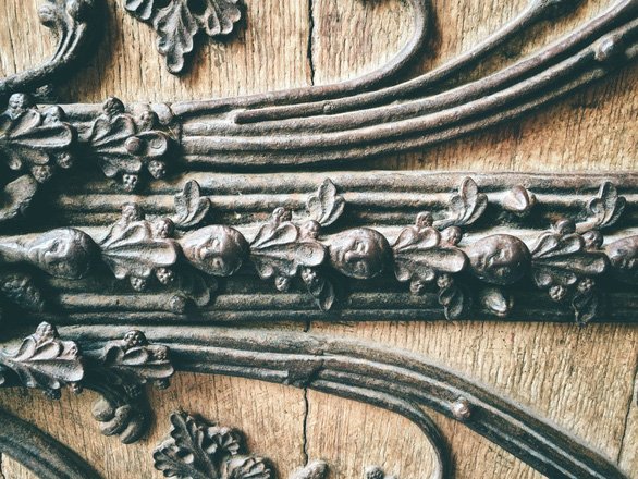 Cánh cửa Nhà thờ Đức Bà Paris bị xem là 'tác phẩm của quỷ'