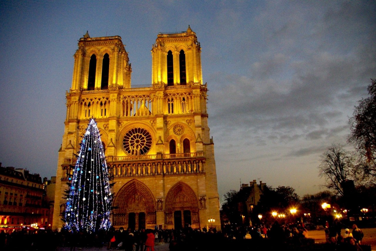 nha-tho-duc-ba-bieu-tuong-nghin-nam-cua-thanh-pho-paris