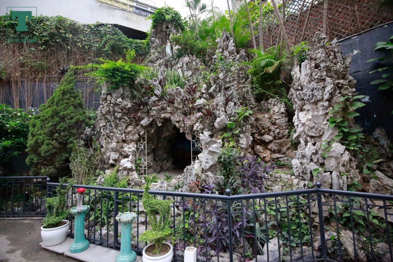 Hang đá phía sau nhà thờ.