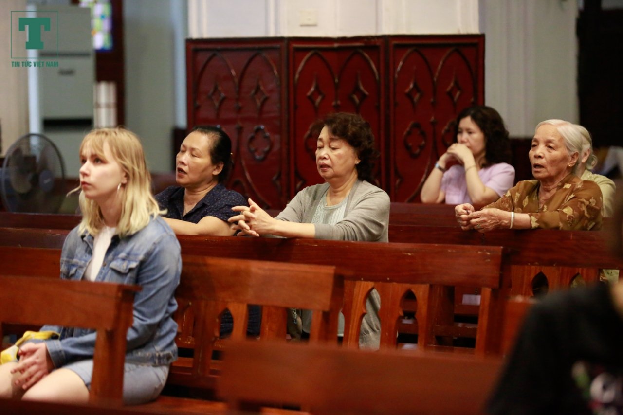 Theo linh mục Antôn Nguyễn Văn Thắng - Chính xứ Chính tòa Hà Nội chia sẻ, trước sự việc Nhà thờ Đức Bà Paris vừa xảy ra hoả hoạn lớn, bản thân linh mục cũng rất lo ngại về việc Nhà thờ Lớn Hà Nội được xây dựng với kiến trúc rất cổ, trên mái được xây dựng bằng những chất dễ cháy, ở bên trong nhà thờ có các bức phù điêu, tranh cổ nhưng hiện tại nhà thờ vẫn chưa có hệ thống báo cháy và chữa cháy tự động.