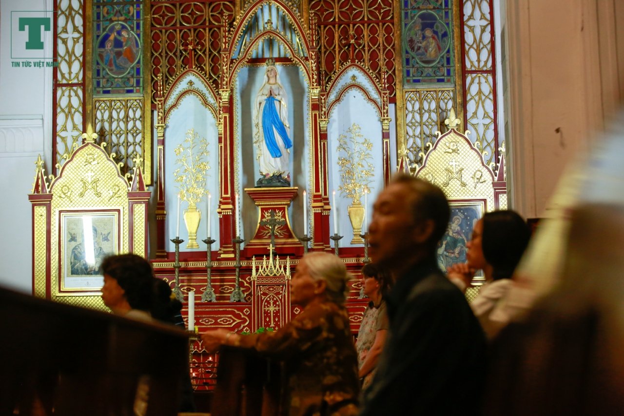 Ban thờ Đức Mẹ nằm phía bên trong nhà thờ.