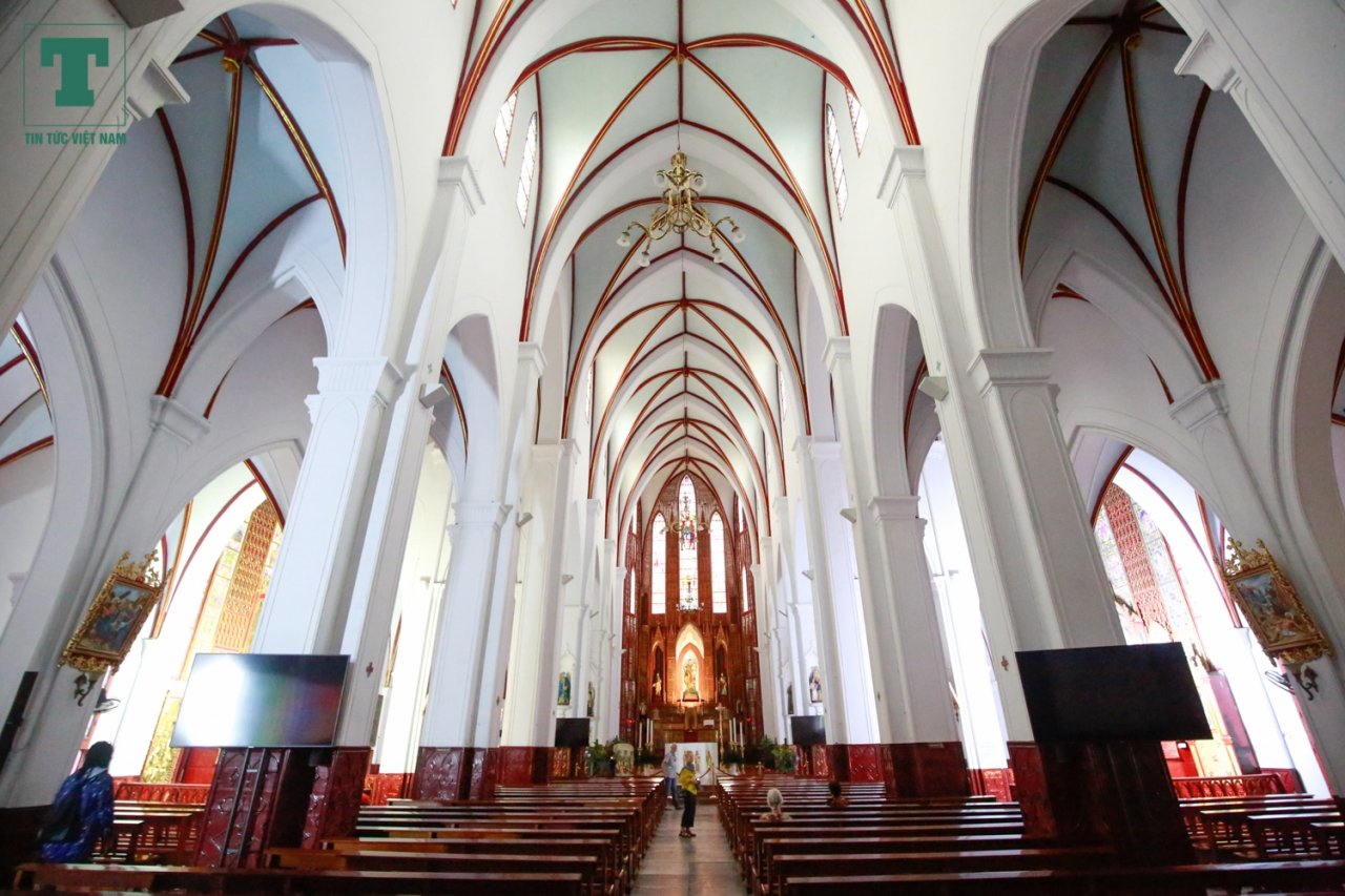 Ðiều đặc biệt là công trình độc đáo này xây dựng theo kiểu kiến trúc Gothic mô phỏng Nhà thờ Ðức Bà Paris của phương Tây nhưng có sự giao thoa với phương Ðông, giữa văn hóa Thiên chúa giáo và Phật giáo. Phong cách kiến trúc đặc trưng của Nhà thờ Lớn Hà Nội là kiểu Gothic trung cổ châu Âu, được xem là đỉnh cao khoa học kỹ thuật xây dựng và rất thịnh hành trong thế kỷ 12 và thời Phục Hưng châu Âu.