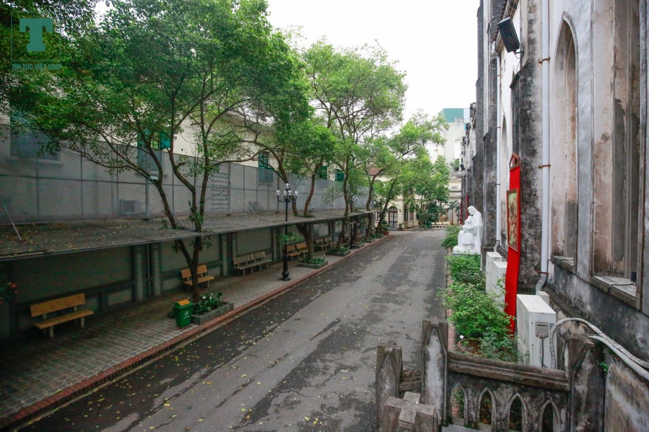 Không gian bao bọc nơi đây vẫn mang kiến trúc Pháp cổ kính, chính vì vậy, đây còn là một địa điểm chụp ảnh cưới lý tưởng dành cho các đôi uyên ương để lưu lại dấu ấn quan trọng trong cuộc đời của mình. Đến nay, đây không chỉ là trung tâm hoạt động của Công giáo Hà Nội và các vùng phụ cận, mà còn là một điểm đến không thể thiếu trong hành trình của mỗi du khách khi đặt chân đến thăm mảnh đất Thủ đô ngàn năm văn hiến.