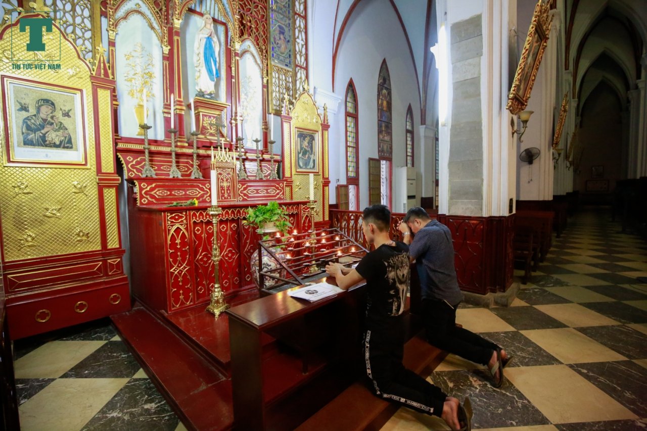 Tuy có một trong những nhà thờ điểm nhất của Hà Nội, thế nhưng nơi đây lại đang thiếu những thiết bị phòng cháy, chữa cháy hiện đại.