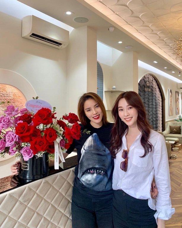 Kỳ Duyên đọ sắc cùng Đặng Thu Thảo, dù cả hai đều xinh đẹp nhưng nhiều ý kiến cho rằng trông Đặng Thu Thảo trẻ trung và cá tính hơn đàn em của mình.