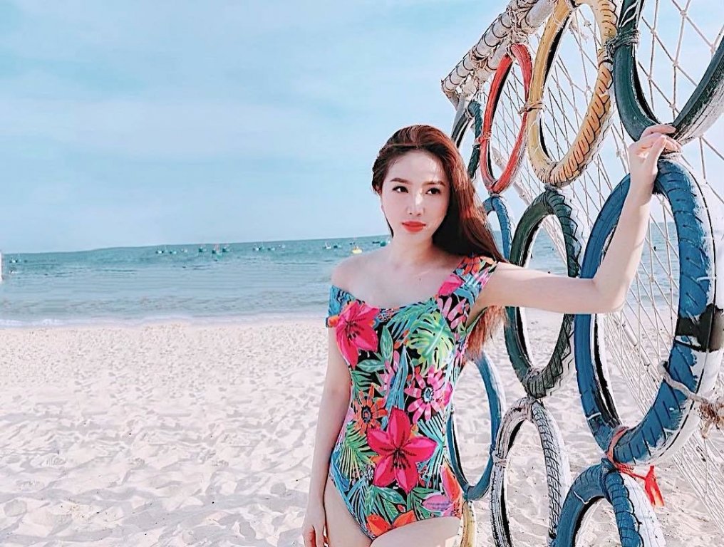 Tự tin tạo dáng bên bờ biển, Bảo Thy khoe: