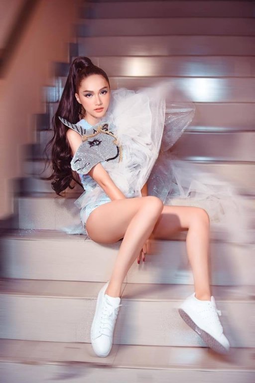 Hương Giạng diện váy hình kì lân, phối cùng giày thể thao, mái tóc cột đuôi ngựa đầy cá tính.