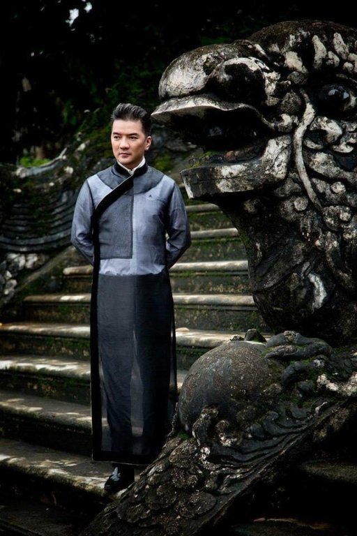 Đàm Vĩnh Hưng chia sẻ hình ảnh diện áo dài truyền thống, vẻ trẻ trung, nam tính tuổi ngoài 40 trên trang cá nhân.