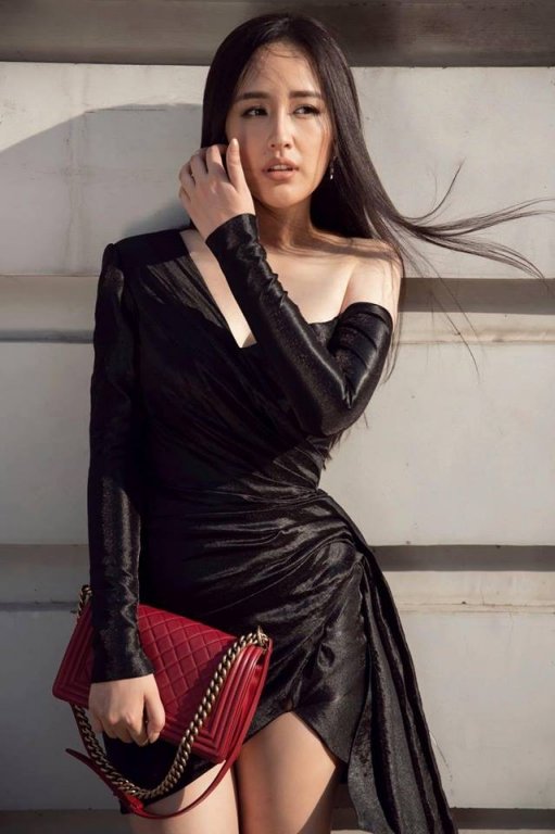 Mai Phương Thúy khoe trọn nhan sắc trẻ trung, vóc dáng nuột nà trong thiết kế đầm lệch vai của Lê Thanh Hòa. 